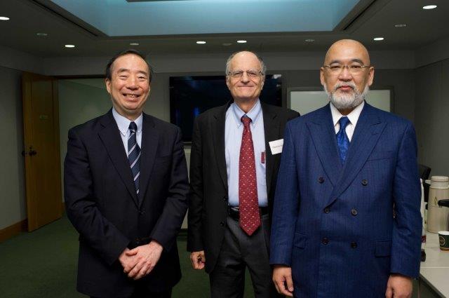 （左から）清家塾長、トーマス・サージェント氏、中村経済学部長